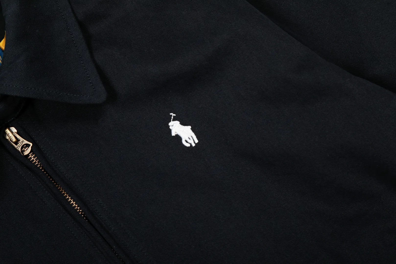 P300 top quality" Style number: 8101# (not off the shelves all year round) [Ralph Lauren/Ralph Lauren old cadre pony embroidered armband POLO jacket] ✅Ralph Lauren Ralph Lauren classic basic American retro old cadre goddess style jacket ✅Pure cotton high-gram heavy wash, soft, comfortable and tangible, upright and textured ✅Customized Vintage bronze double-open zipper head to restore the same quality as the cabinet version ✅This style: White/khaki color. There are waist patterns inside the threads of the collar and cuffs. Please note~ ✅Retro versatile jacket. The upper body is very flattering. Versatile model YYDS~ ✅Versatile for daily wear and work wear. ✅The upper body is simple and easy to wear. A must-have for goddess ootd. Good-looking clothes are never too picky. A must-have in the goddess' wardrobe. Size: S-XL. Color: White, yellow, red, navy, khaki, pink, light blue, olive green.